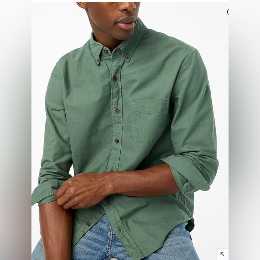 Men’s, slim, untucked button down.